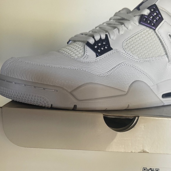 Athletic_Shoes